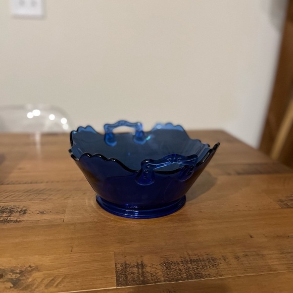 Vintage Blue Glass serving Bowl with handles - Picture 2 of 4